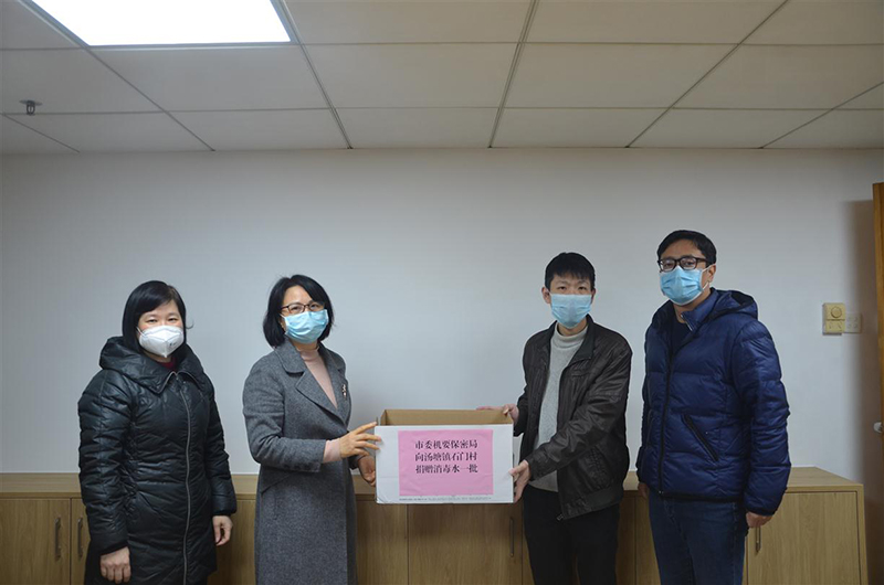 清远市市委机要保密局向汤塘镇石门村捐赠一批口罩、消毒水.jpg