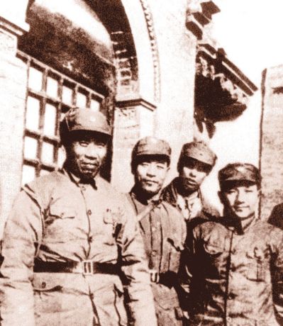 图为1937年，邓小平（右一）与朱德（右四）等人合影.jpg